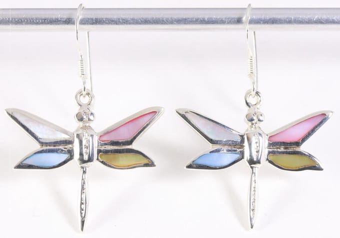 Zilveren libelle oorbellen met veelkleurige schelp
