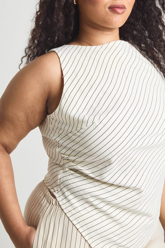 boohoo Dames Plus Gestreepte Asymmetrische Zoom Racer Top | Creme | Maat: 46
