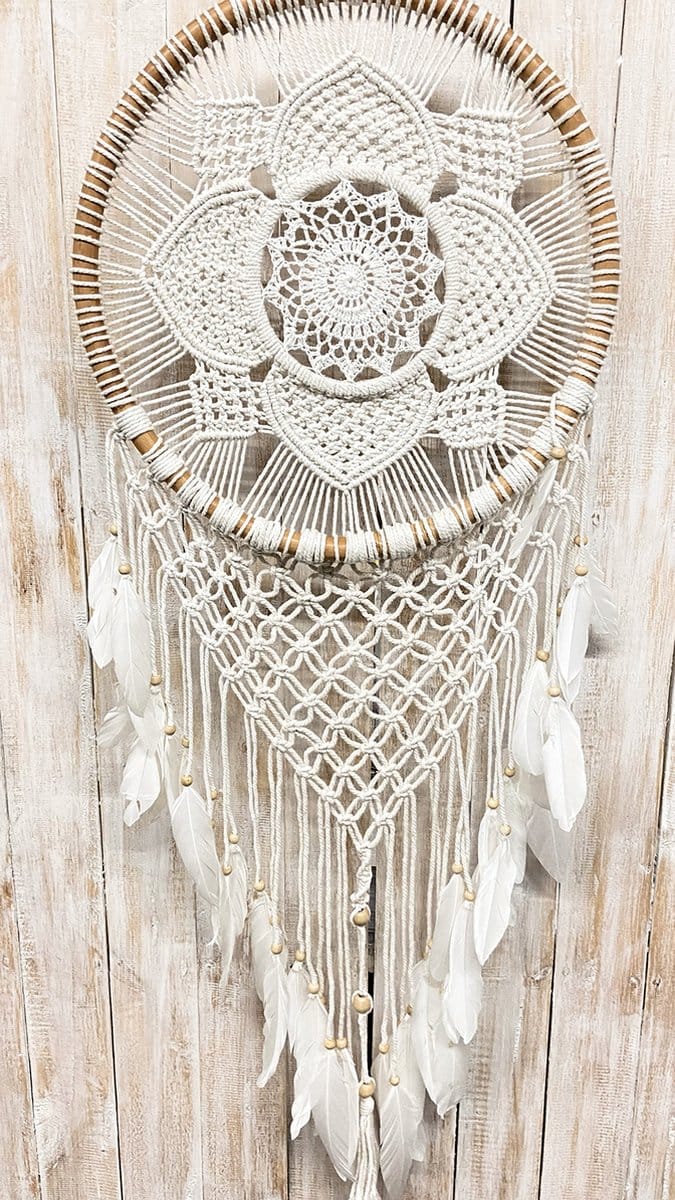 Dromenvanger bloemgeborduurd macrame naturel kralen wit/naturel ±40cm