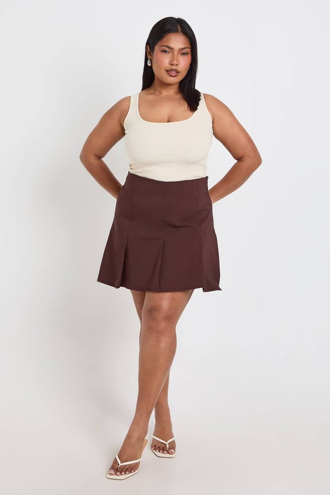 boohoo Dames Plus Bengaline Geplooide Mini Rok | Chocoladebruin | Maat: 54