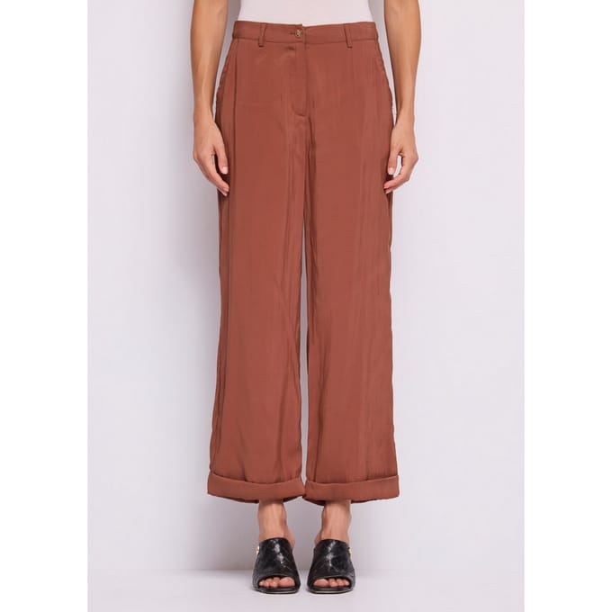korte broek vrouw bruin