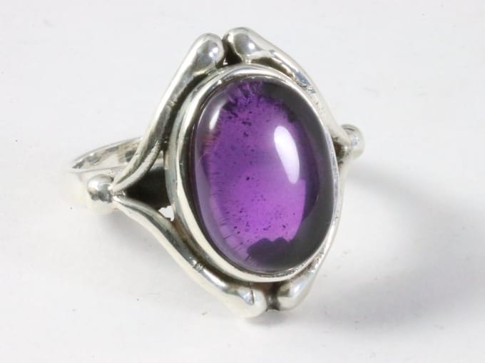 Bewerkte zilveren ring met amethist - maat 16