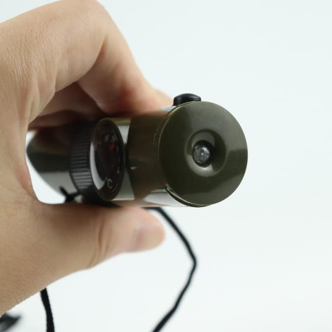 7-in-1 noodfluit Multifunctioneel veiligheidsfluitje voor buiten met kompassignaalspiegel LED legergroene kleur