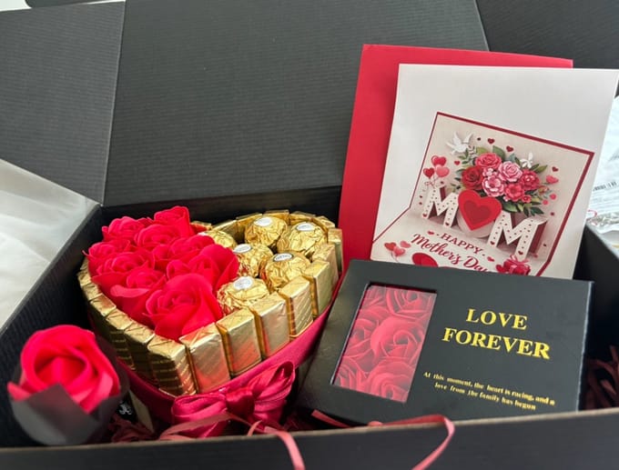 Luxe Cadeaubox voor Moederdag – Chocolade Hart met Rode Rozen & Wenskaart