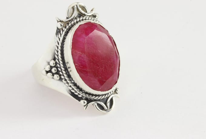 Bewerkte zilveren ring met robijn - maat 17