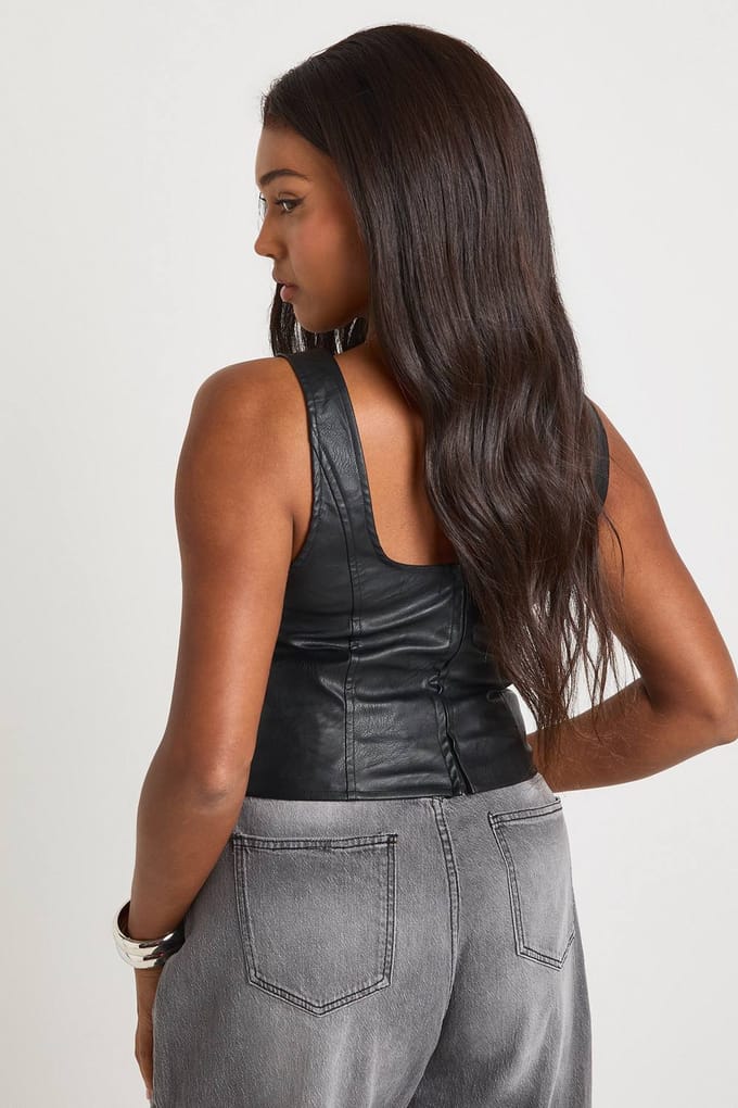 boohoo Dames Plus gewassen nepleren dip zoom corsettop | Black | Maat: 16
