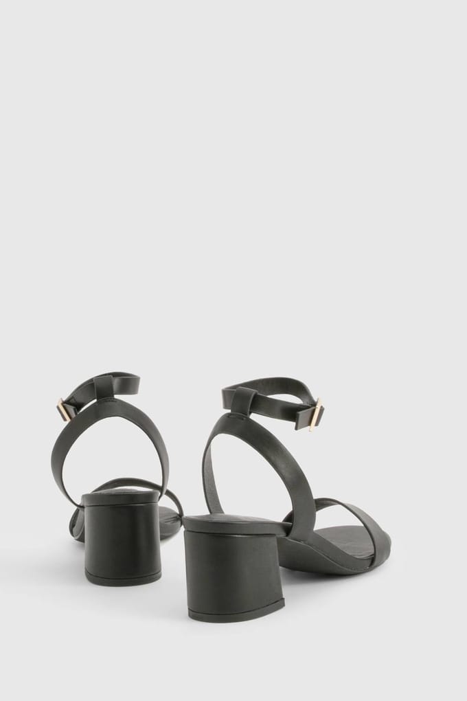 boohoo Dames Wijde Pasvorm Lage Blokhak Barely There Hakken | Zwart | Maat: 36