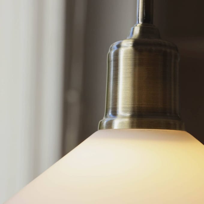 Markslöjd Hanglamp Vela, wit/oud messing, glas/ijzer Ø 25 cm stekker