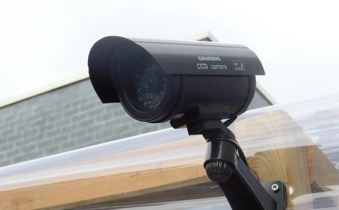 Afschrik / DUMMY -camera, bewakingscamera (draadloos) van GRÜNDIG - dus geen échte camera!