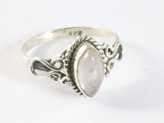 Fijne bewerkte zilveren ring met rozenkwarts - maat 18