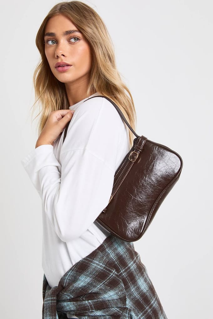 boohoo Dames Schoudertas met dubbele schouderband en gespdetail | Chocoladebruin