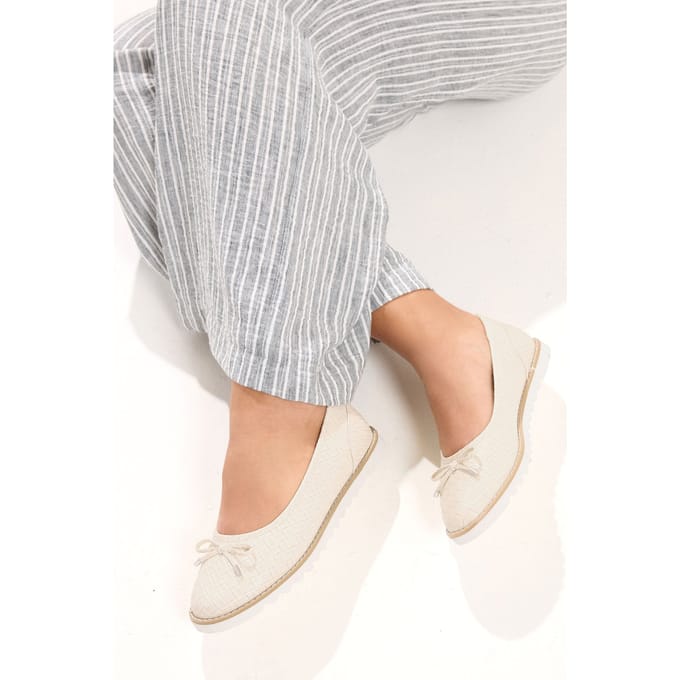 Yours Witte Getextureerde Balletpumps In Brede Epasvormsize 38EEE