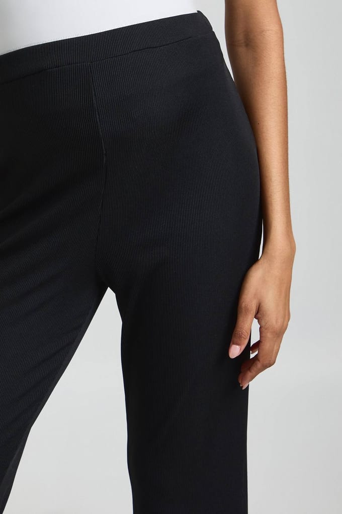 boohoo Dames Basic geribbelde, hoog getailleerde, uitlopende zwangerschapsbroek | Zwart | Maat: 40