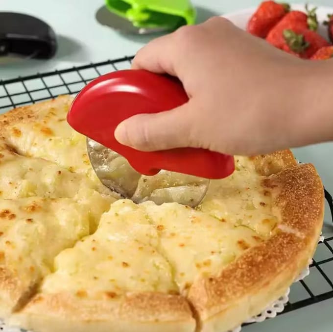 New Age Devi - Veilig snijden met de Pizza Disc - Beschermrand - Pizzasnijder - Roller - Mes - Scherp en duurzaam - RVS