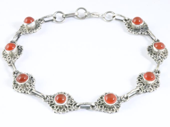 Bewerkte zilveren armband met carneool