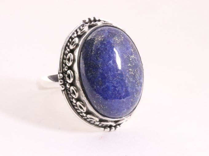 Zware bewerkte zilveren ring met lapis lazuli - maat 18