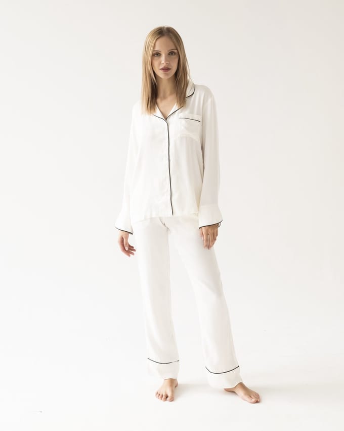 Dames pyjama Charlotte-satijn-lange mouwen & broek- zwarte accenten-wit-maat M
