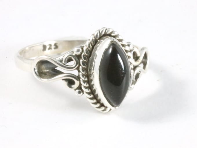 Fijne bewerkte zilveren ring met onyx - maat 20