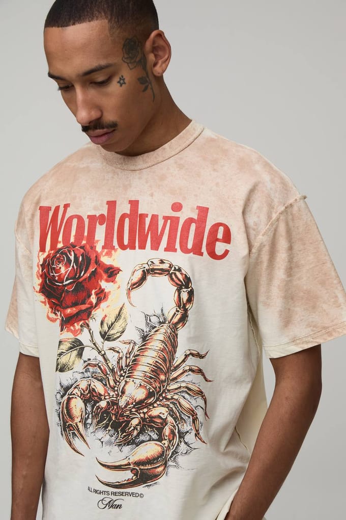 Ecru Oversized T-shirt Met Zichtbare Naden, Schorpioen Print En Spray Wash Effect | Size Small