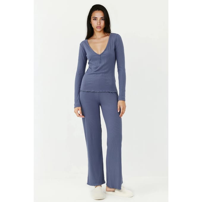 V-hals Wijde Pijpen Pyjama Set met Knoopdetail