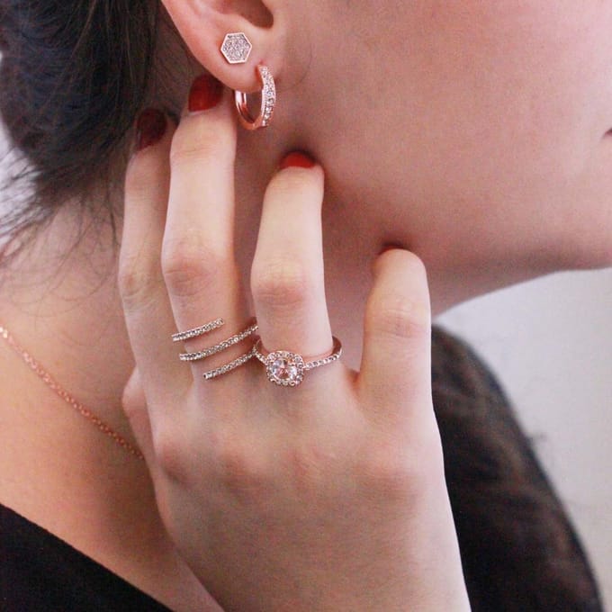 Hexagon oorbellen - roségoud en kristal