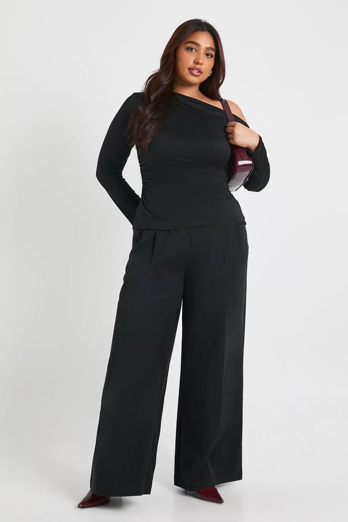 boohoo Dames Plus geraffelde zij asymmetrische off-shoulder top | Zwart | Maat: 46