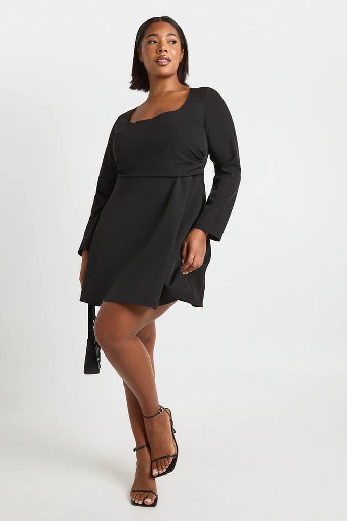 boohoo Dames Plus Jurk met ronde hals, geraffelde taille en skatermodel | Black | Maat: 16