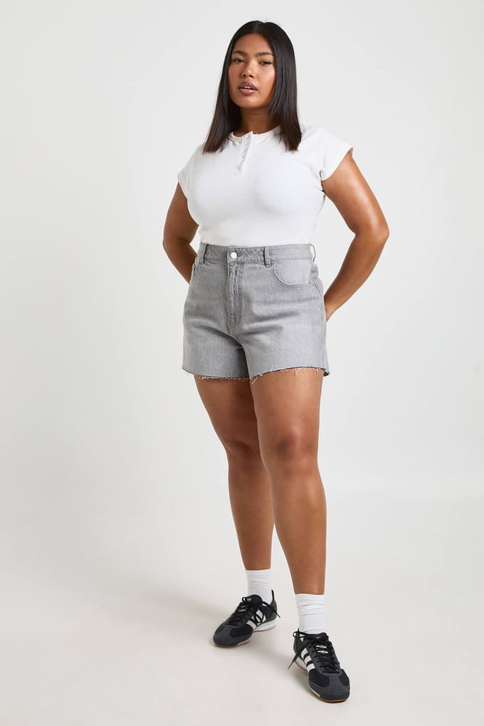 boohoo Dames Plus denimshorts met ruwe zoom | Grijs | Maat: 44