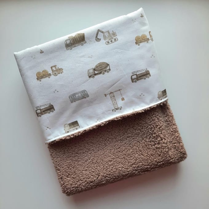 Wiegdeken - teddy donker beige - bouwvoertuigen - 70x 100 cm - Handgemaakt - Handmade