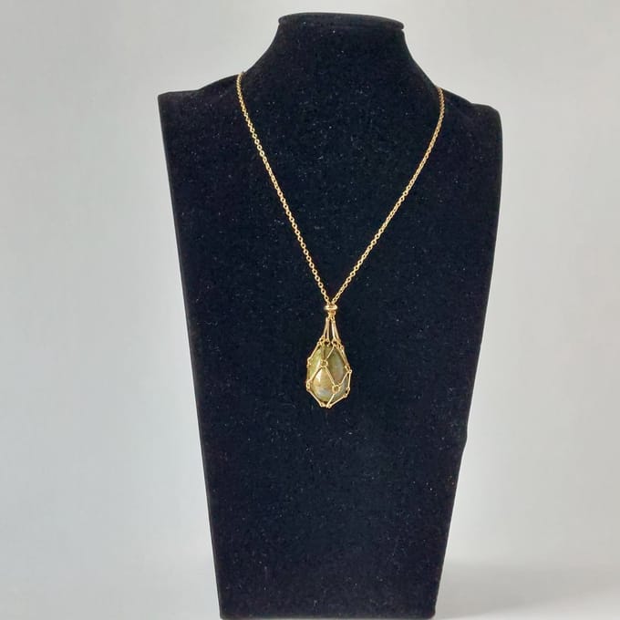 handgemaakte kooihanger met unakiet steen in messingkleurige ketting