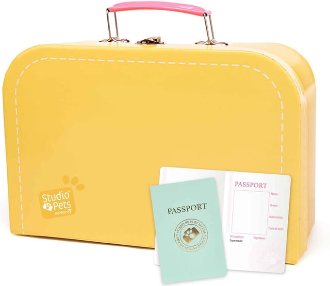 Studio Pets® Gele Kartonnen Koffer met Paspoort