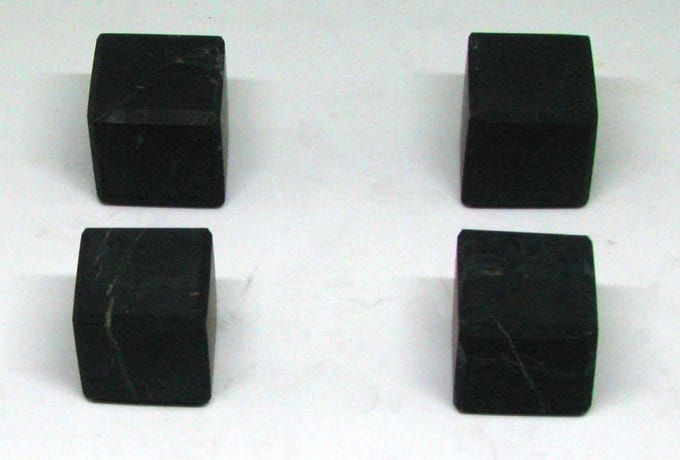Set 4 ongepolijste shungiet kubussen 35 mm (audiovoetjes)