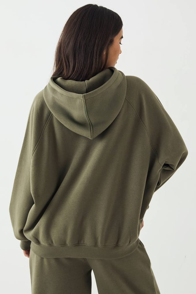 Dames DSGN Studio Script Oversized Hoodie | Olijf | Maat: 3XL