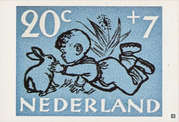Briefkaart met afbeelding jongentje met konijn postzegel