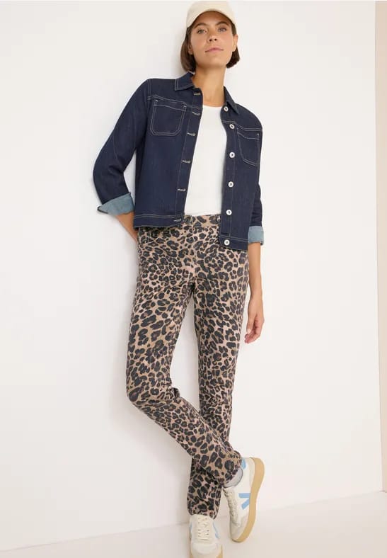 Jeans in leo look