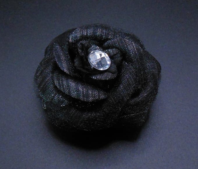 1 Roosje middel met duckklem+elastiek zwart glans met diamant