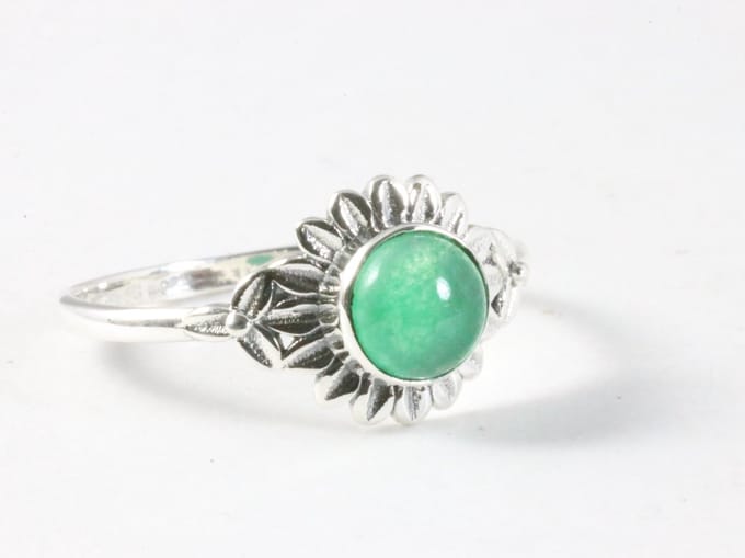 Fijne bewerkte zilveren ring met jade - maat 18
