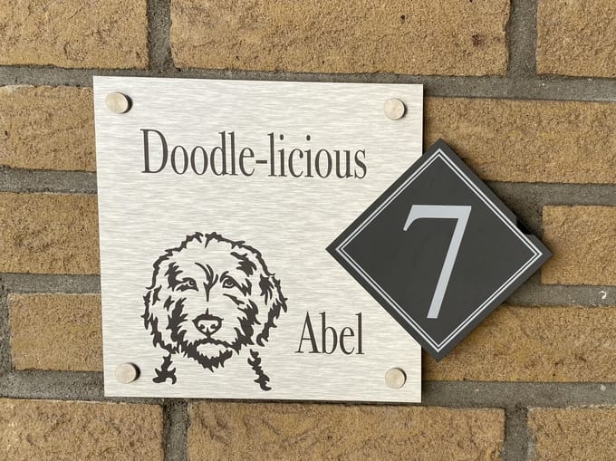 Naambordje / huisnummer voordeur met een Labradoodle