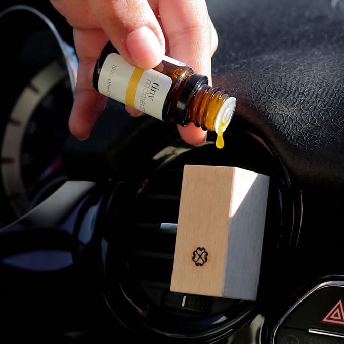 Tiny Moments Auto Geurverfrisser met Etherische Olie - Energy - Sinaasappel, Pepermunt, Grove Den - Houten Auto Diffuser