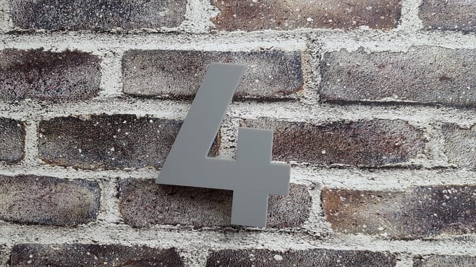 Huisnummer cijfer 4 plexiglas Cementkleur mat 15cm hoog