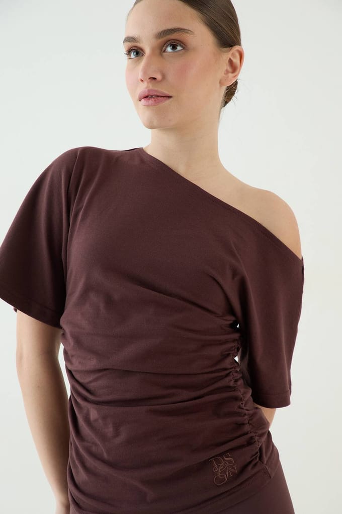 Dames Dsgn Studio Off-shoulder Top Met Korte Mouwen En Gecinchte Taille | Chocolate | Maat: Medium