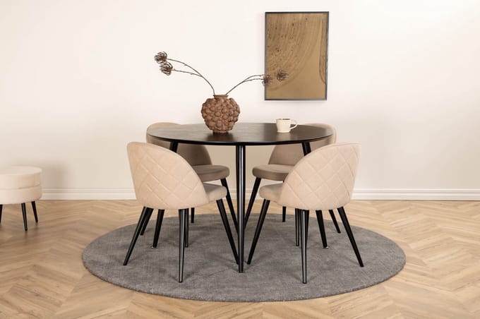 DippØ115BLBL eethoek eetkamertafel zwart en 4 Velvet Stitches eetkamerstal beige.