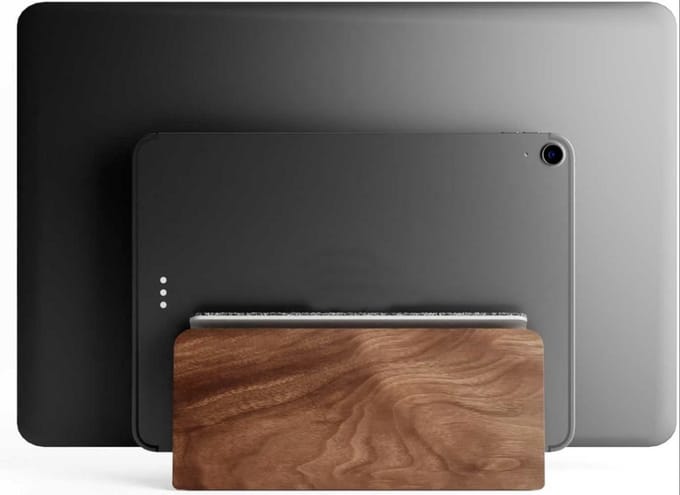 Famanu - Verticale laptopstandaard - Walnoot hout - Dubbele sleuf - Premium bureauhouder