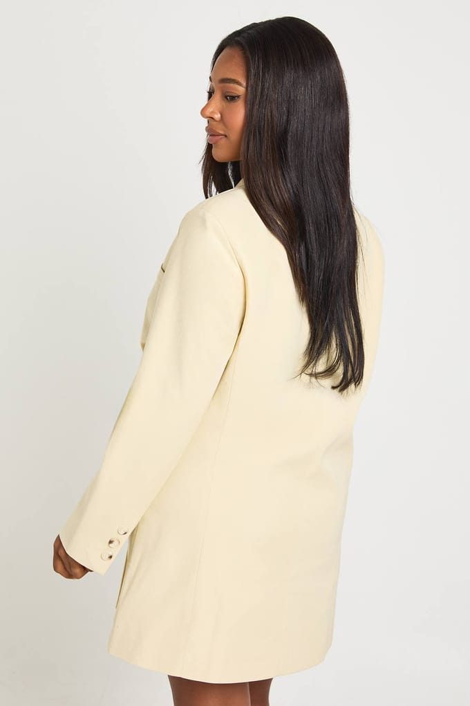 boohoo Dames Plus Oversized Blazerjurk Met Wikkelmodel En Hoornknoop | Boter | Maat: 46