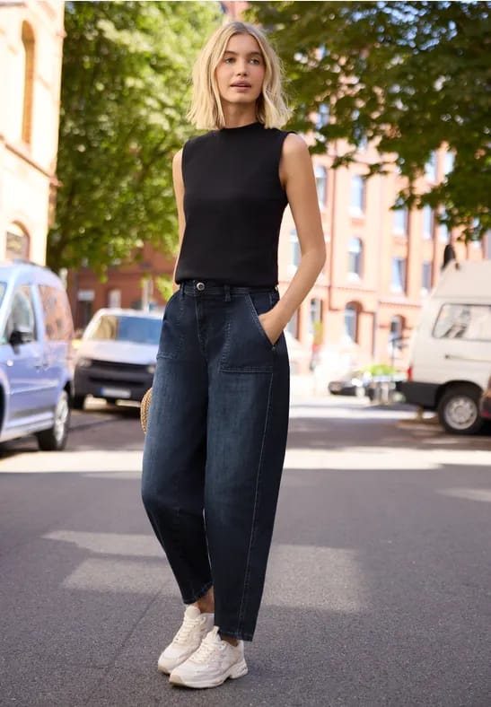 High Waist Barrel Leg jeans in Loose Fit