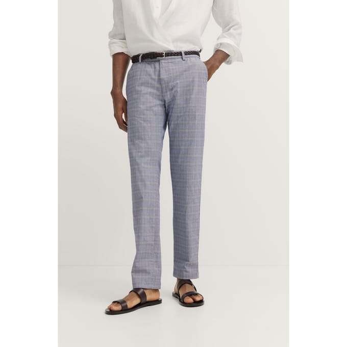 Bugatti Herren Een chino met een nauwsluitende pasvorm
