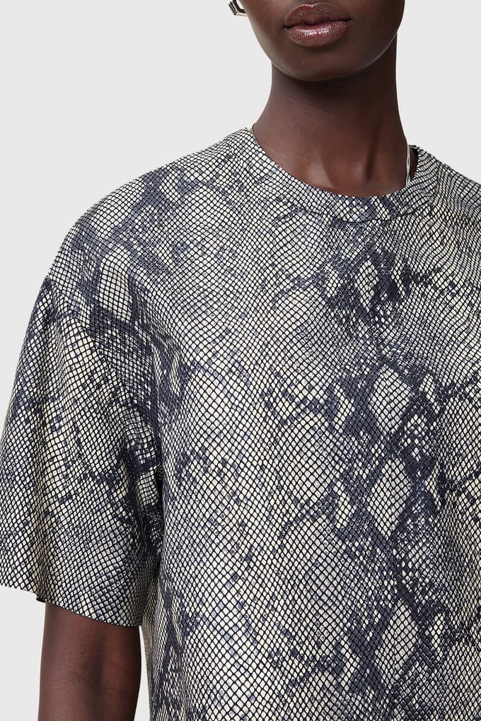 AllSaints Renai Snake Tee Natural White Maat: 10 | Tops Outlet | Dames | Zwart