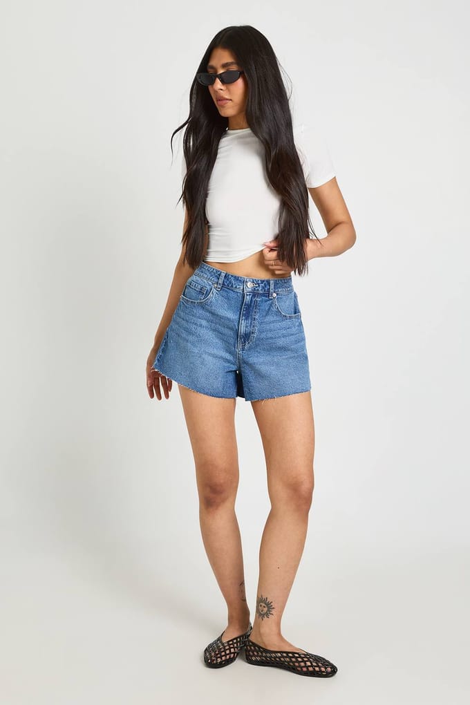 boohoo Dames Lang Raw Hem Denim Short | Medium Gebleekt | Maat: 42