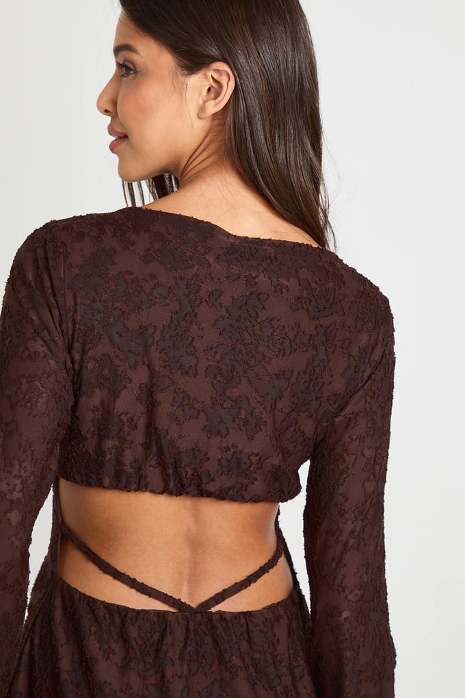 boohoo Dames Burnout Bloemen Open Rug Wijde Mouw Mini Jurk | Chocolate | Maat: 8