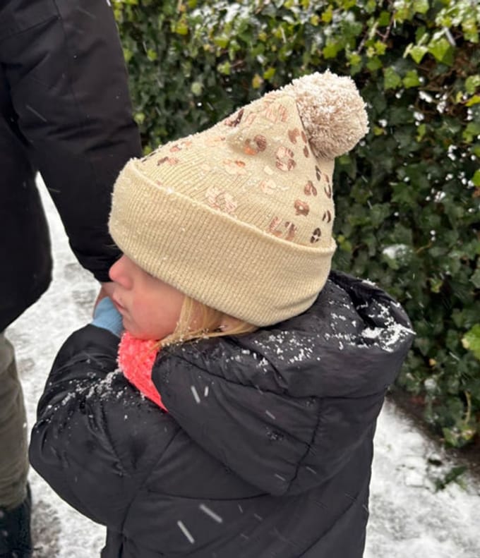 Charm & Chic - Kinder wintermuts – Beige muts met panterprint & pompon – Zachte warme gebreide muts – Peuter & kind